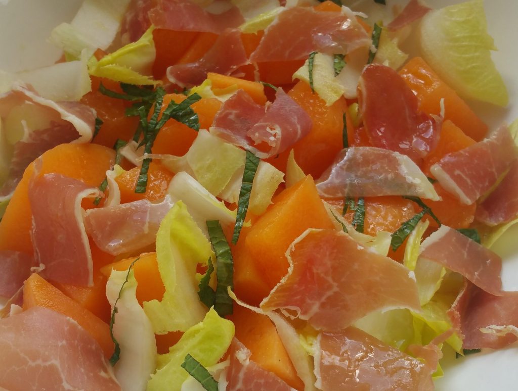 Salade de melon au jambon cru endives menthe et citron