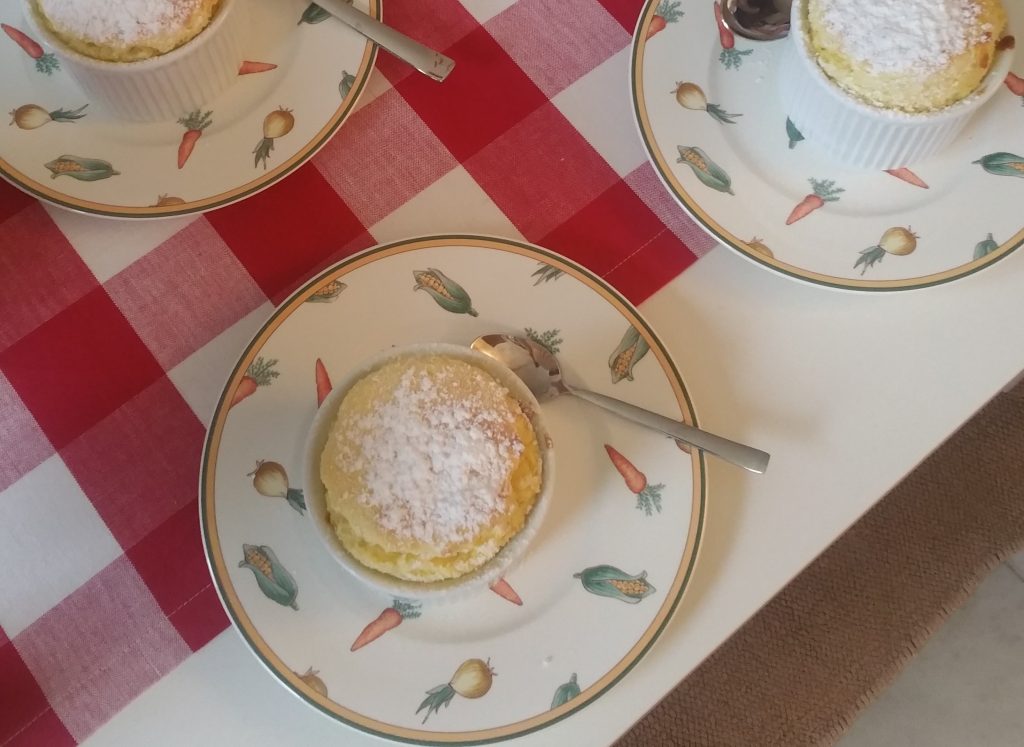 Soufflés chauds au Grand-marnier saupoudrés de sucre glace